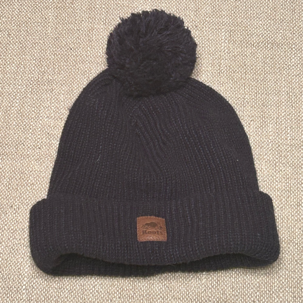 Roots Wool Knit Pom Pom Hat in Navy; GUC!